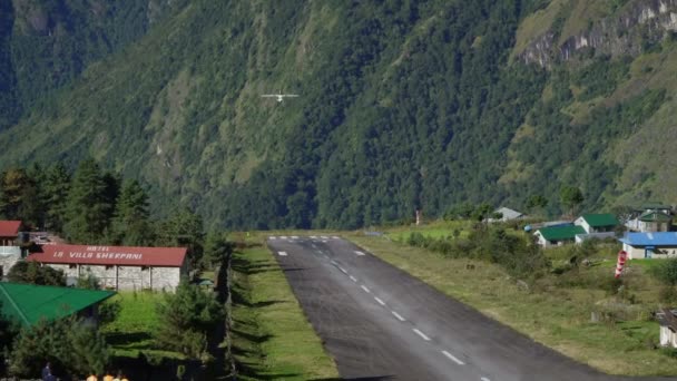 Aeronave de aterizare pe Aeroportul Tenzing-Hillary din Lukla — Videoclip de stoc