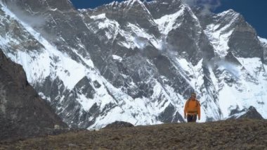 Adam Himalayalar'da seyahat