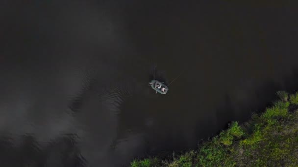 Pescadores nadam de barco no lago — Vídeo de Stock