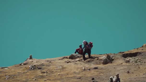 Турист в Гималаях — стоковое видео