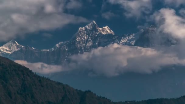 Les nuages se déplacent dans les sommets de l'Himalaya 