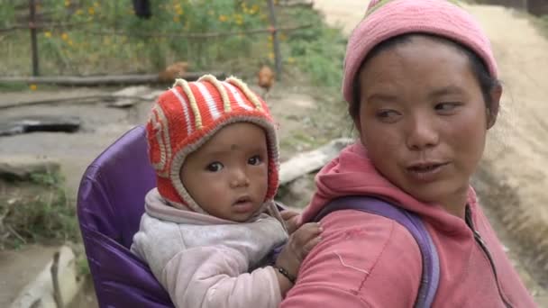 Nepáli asszony gyerekkel — Stock videók