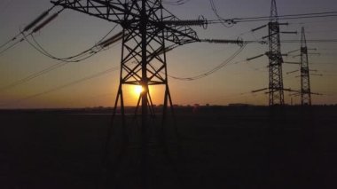 Gün batımı ve yüksek voltajlı güç pilonu