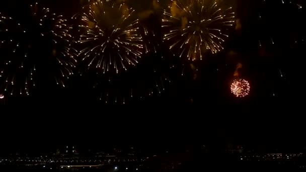 Espectáculo de fuegos artificiales increíble — Vídeo de stock