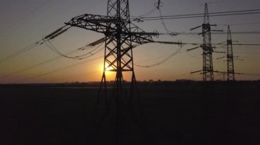 Gün batımı ve yüksek voltajlı güç pilonu