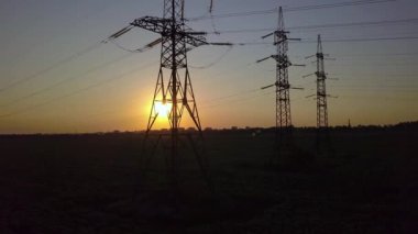 Gün batımı ve yüksek voltajlı güç pilonu