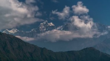 Bulutlar Himalaya tepelerinde hareket ediyor