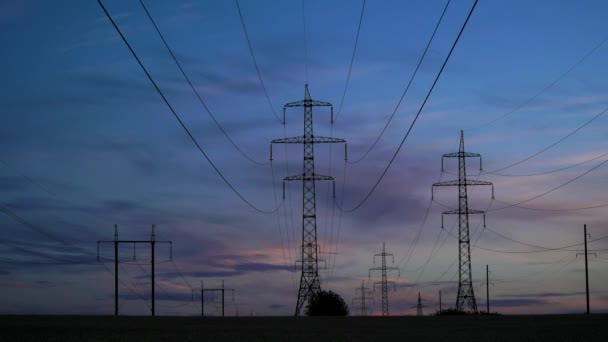 Pylons de eletricidade e o céu noturno — Vídeo de Stock