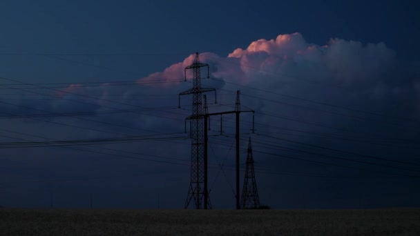 Pylons de eletricidade e o céu noturno — Vídeo de Stock