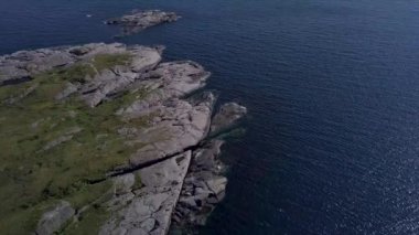 Lofoten Adaları. Uçuş kayalık promontory ve denizin üzerinde. Norveç Denizi. Hava 4k