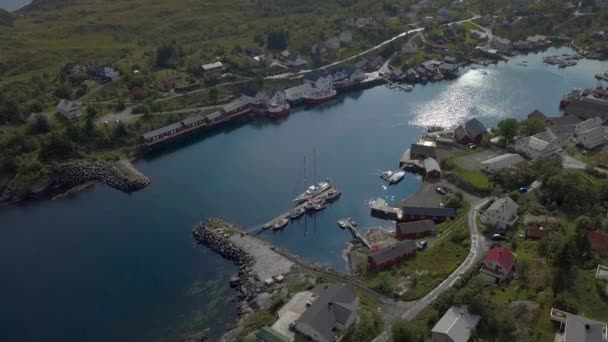 Vista aérea de la pequeña aldea de Noruega, Sorvagen — Vídeo de stock