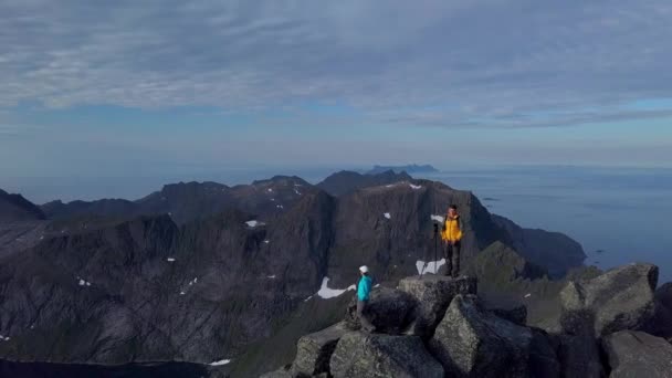 Turisták a hegy tetején — Stock videók