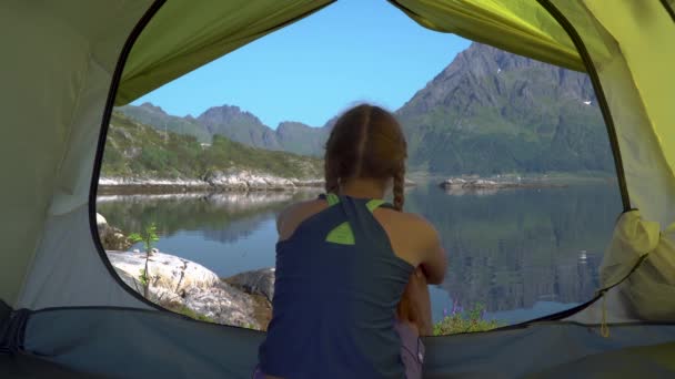 Happy girl sitting in a tent — Stock Video