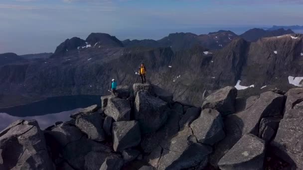 Touristen am Gipfel des Berges — Stockvideo