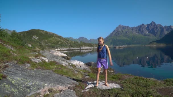 En flicka dansar mot naturen bakgrund — Stockvideo