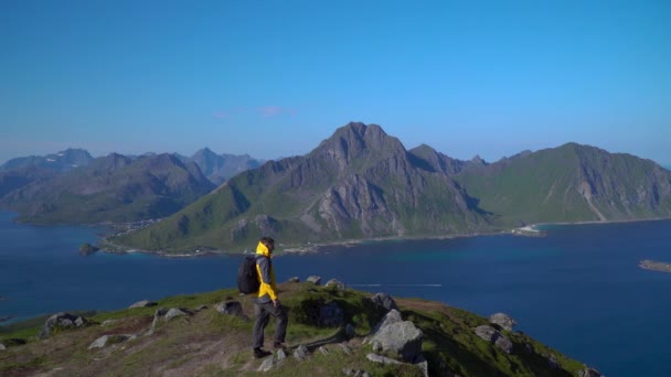 Toeristische bovenop de Lofoten — Stockvideo