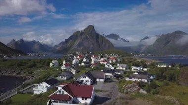 Norveç'te Hamnoy köyünün havadan görünümü