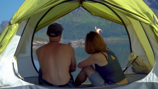 Man en vrouw in de tent — Stockvideo