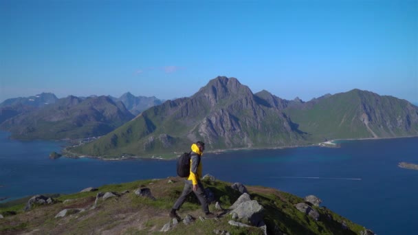 Turista em cima de Lofoten — Vídeo de Stock