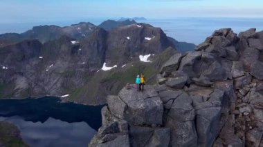 Tepe üzerinde turist havadan görünümü
