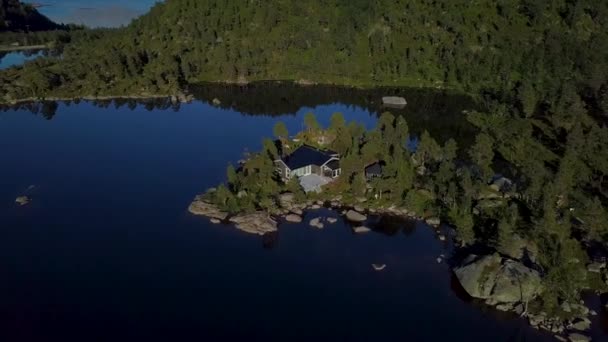 Vista aérea de la casa del lago — Vídeo de stock