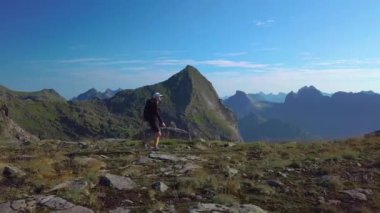 Sırt çantalı bir kız Dağlarda Seyahat eder