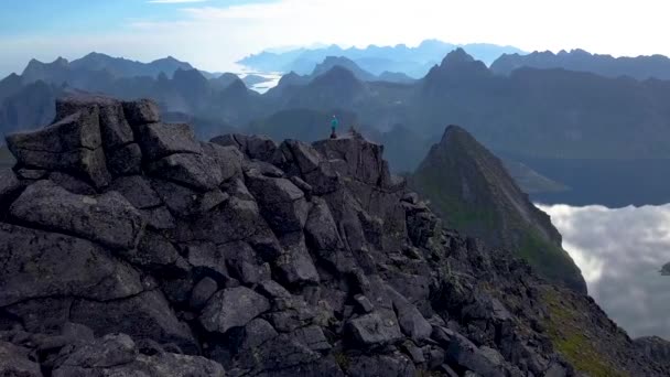 Voando sobre o pico da montanha — Vídeo de Stock