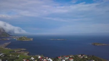 Norveç'te Hamnoy köyünün havadan görünümü