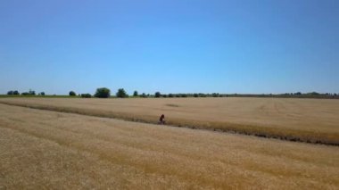 Bisiklete binen kız