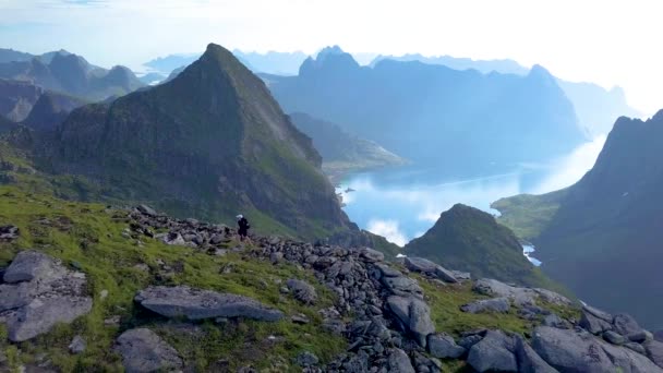Турист поднимается на гору — стоковое видео
