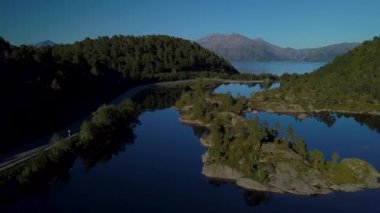 Göl, orman ve fiyort hava görünümünü. Güzel doğa Norveç. Lofoten Adaları. 4k