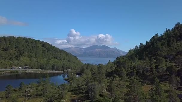 Повітряний вид на прекрасну природу Норвегії — стокове відео