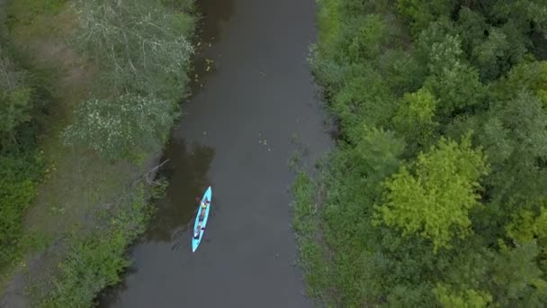 O caiaque flutua ao longo do rio — Vídeo de Stock