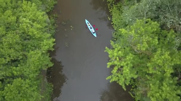 Le kayak flotte le long de la rivière — Video