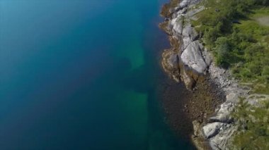 Kayalık promontory ve denizin üzerinde uçuş.