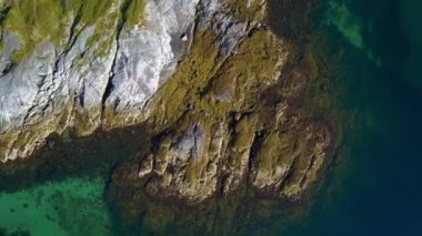 Kayalık promontory ve denizin üzerinde uçuş.