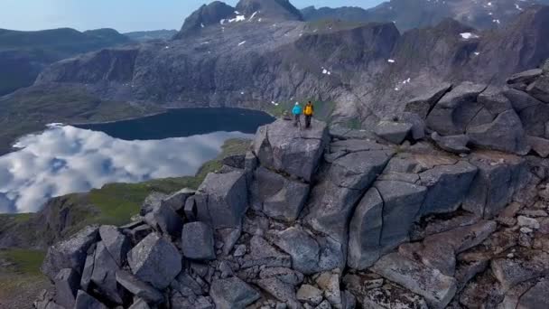 Вид с воздуха на туристов на вершине — стоковое видео