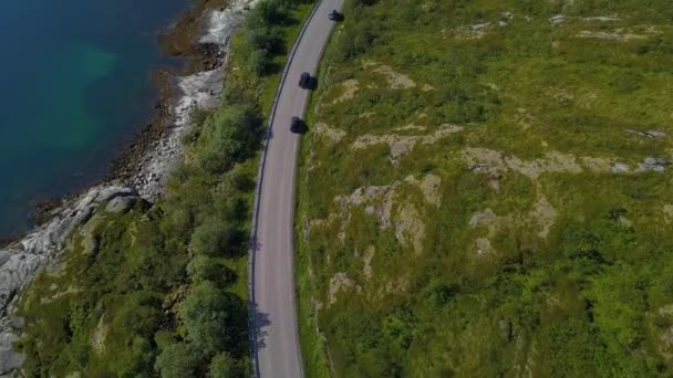 Vägen längs stranden av fjorden — Stockvideo