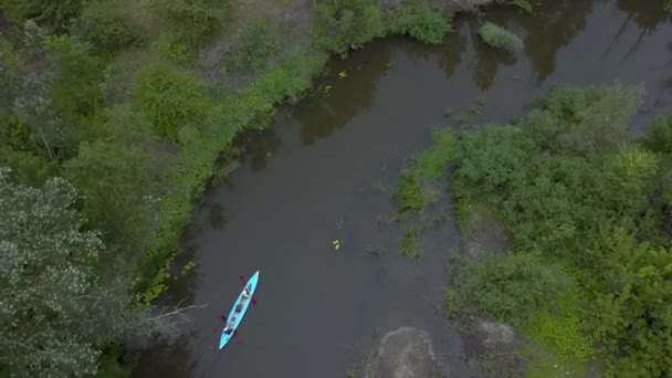 O caiaque flutua ao longo do rio — Vídeo de Stock