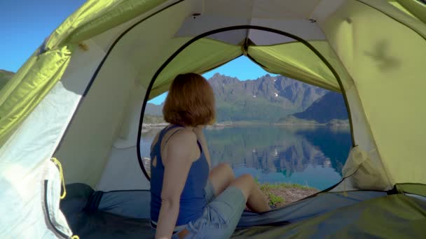 Mulher feliz sentada em uma tenda — Vídeo de Stock