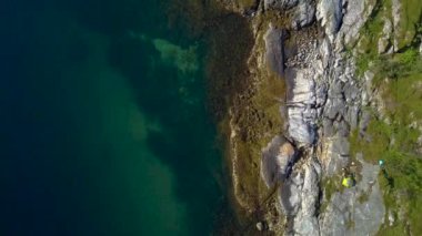 Kayalık promontory ve denizin üzerinde uçuş.