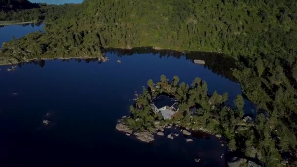 Casa escandinava cerca del lago con agua pura clara — Vídeo de stock