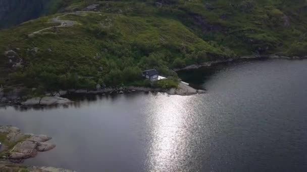 Casa scandinava vicino al lago con acqua pura e limpida — Video Stock