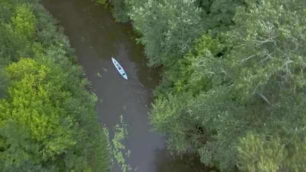 Il Kayak galleggia lungo il fiume — Video Stock
