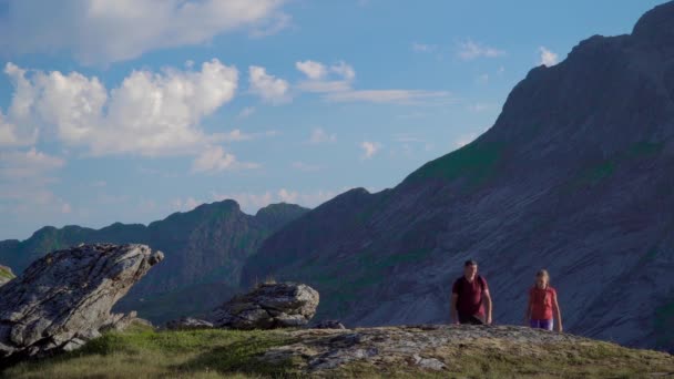 Padre e figlia viaggiano in montagna — Video Stock