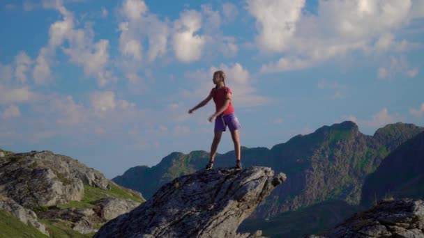 Una chica está bailando sobre un fondo natural — Vídeo de stock