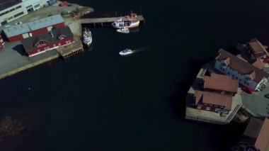 Bir balıkçı teknesi bağlantı noktasına yelken