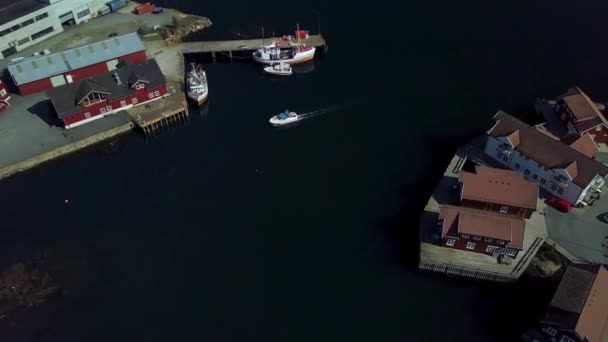 Bir balıkçı teknesi bağlantı noktasına yelken — Stok video