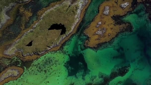 Vol au-dessus des îles et du détroit maritime . — Video