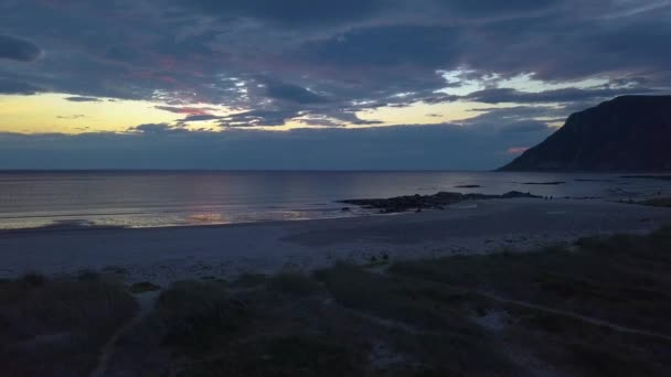 Вид на море и вечернее небо — стоковое видео